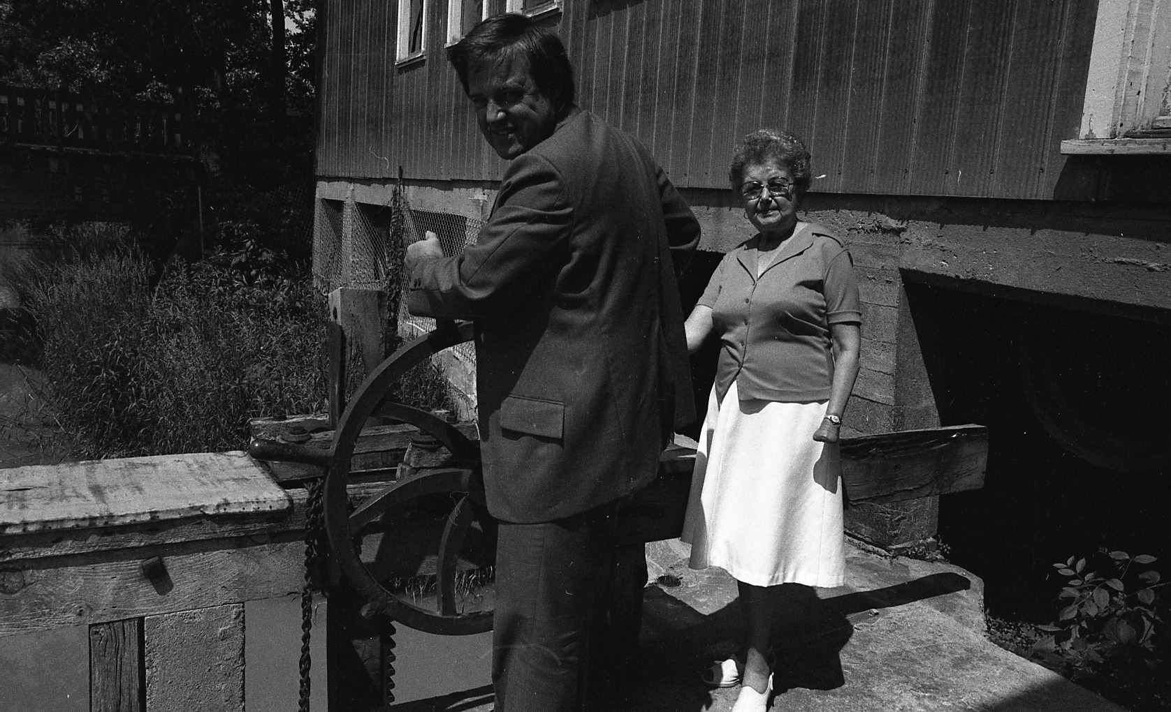Guy Bélisle en visite au moulin en compagnie de Lucille Légaré.